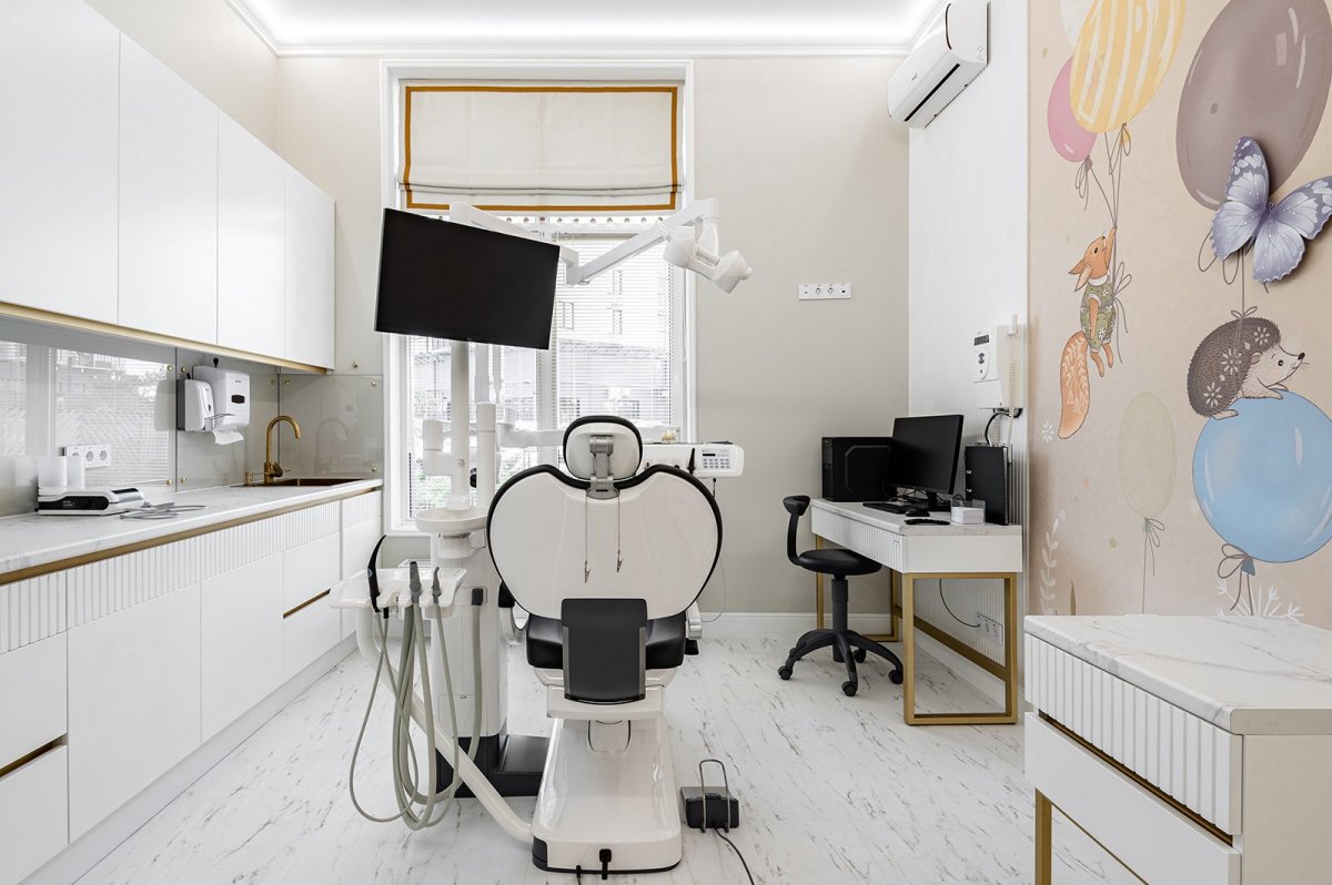 Новый взгляд на дизайн клиники: стоматология в Астрахани с бесшовными обоями в кабинетах и даже в санузле