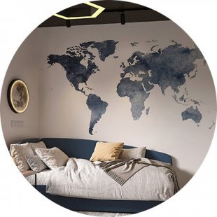 Чёрный потолок и обои с картой мира: необычное оформление спальни студента